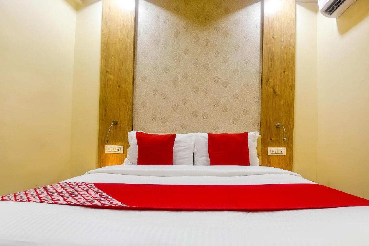 Oyo 60773 Ruchita Loadging & Boarding Hotel Bombay Esterno foto