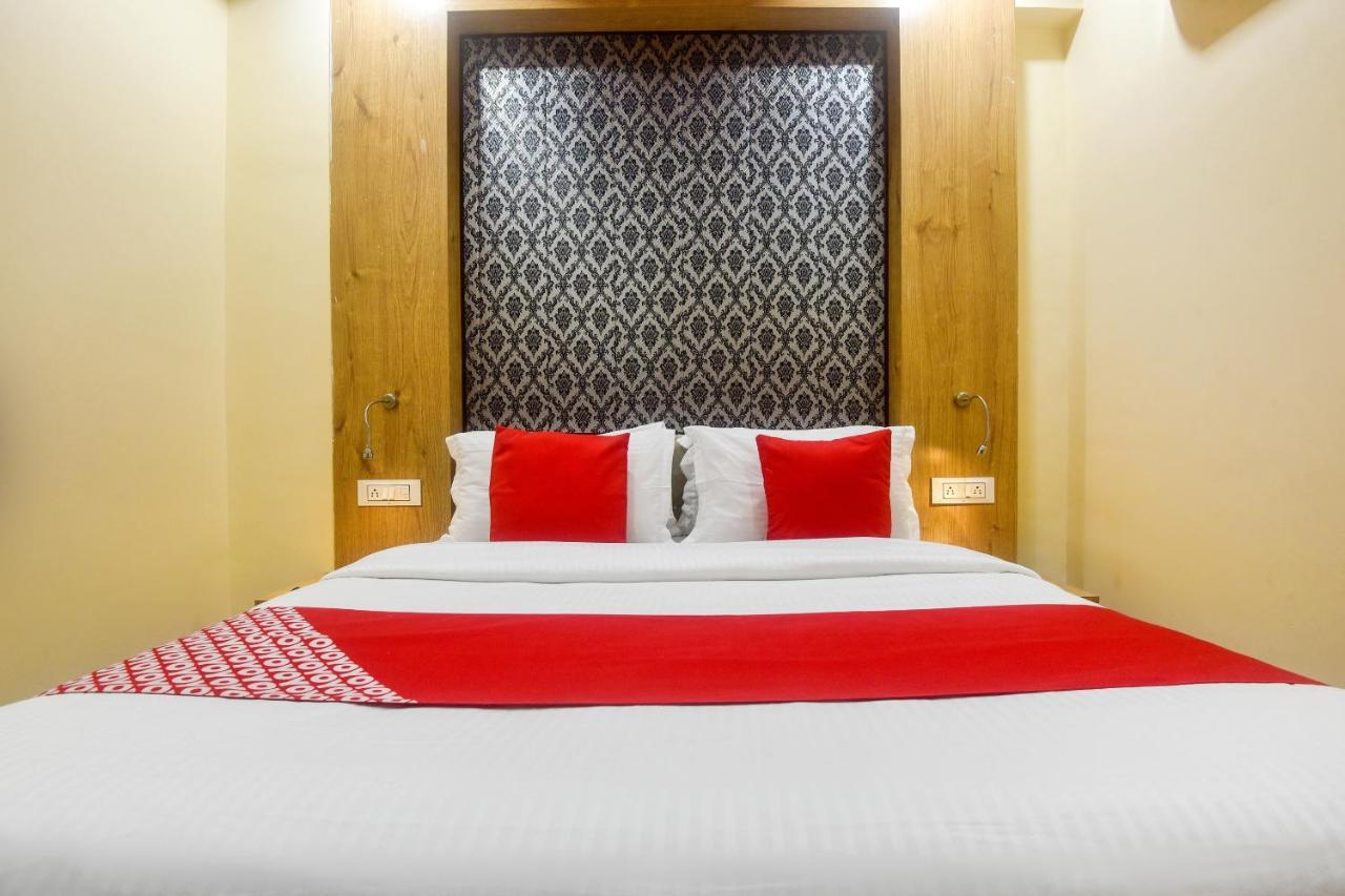 Oyo 60773 Ruchita Loadging & Boarding Hotel Bombay Esterno foto